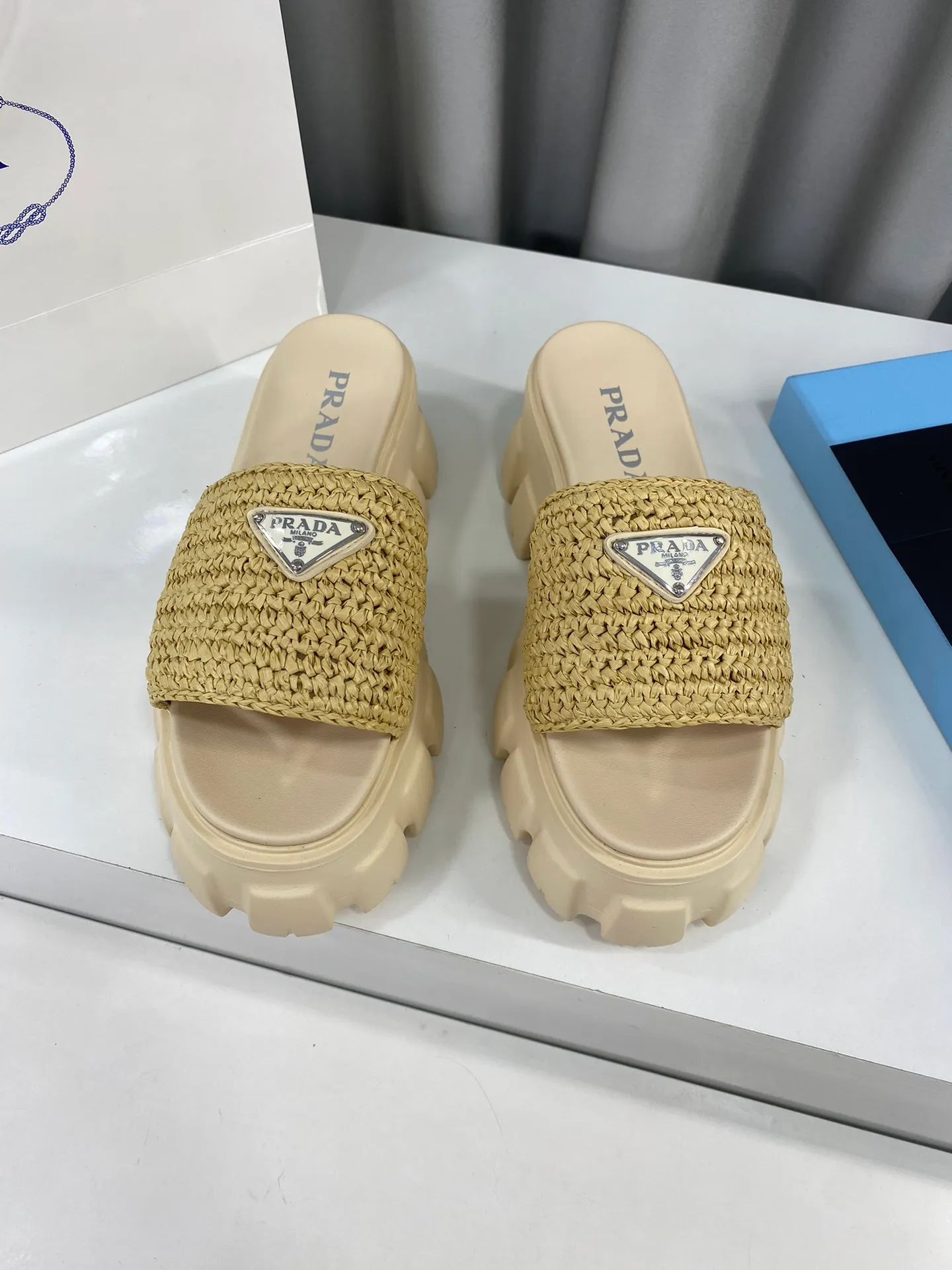 💕💕Factory direct selling price p460💕💕 Prada's latest tooth-woven thick-soled triangle buckle slippers☑️ Latest environmentally friendly PP material, fully handmade crochet, just like knitting sweaters, slow work and meticulous work, retro fashionable thick-soled shoes, with rubber uppers, making the whole pair of shoes light and comfortable. Bright colors, a variety of choices to meet the needs of fashionable people with different styles! The iconic metal triangle logo is paired with the shape of ancient beach slippers. Every design element is fashionable! Size: Women's 35-39 (34, 40, custom-made, non-returnable) Full set of counter original packaging